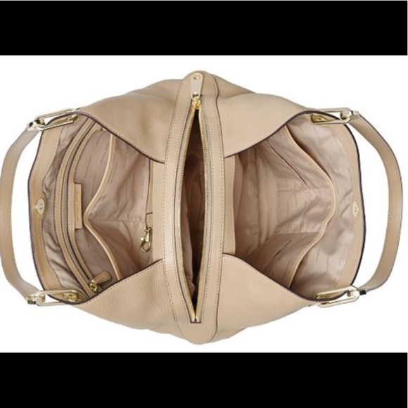 MK Sleek and Spacious Tote golden hardware - Picture 5 of 5